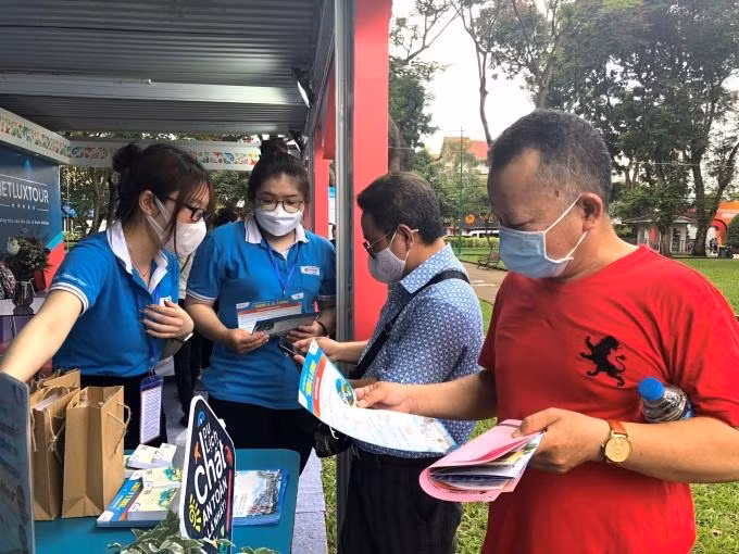 Khách tìm hiểu mua tour tại Ngày hội du lịch TP.HCM