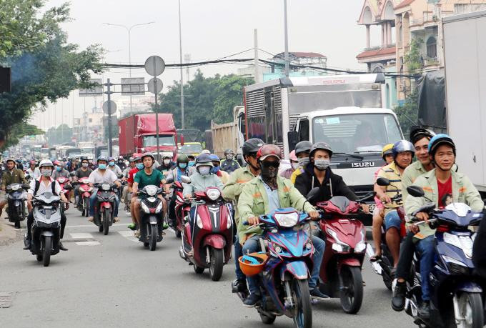 Xe trên Quốc lộ 1, đoạn qua giao lộ Nguyễn Văn Quá, Quận 12 Xe trên Quốc lộ 1, đoạn qua giao lộ Nguyễn Văn Quá, Quận 12