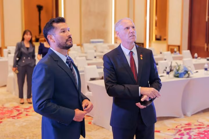 Ông Mark Reeves – Giám đốc khối kinh doanh golf Tập đoàn BRG (phải) và đại diện của ADT ông Ken Kudo.