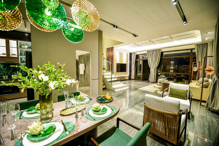 Không gian thật khoáng đạt và thông thoáng với thiết kế liên thông phòng khách, bếp và phòng ăn.