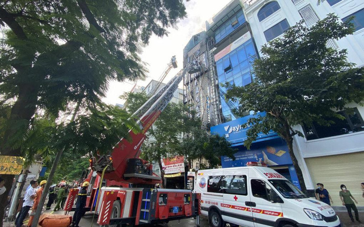 Các chiến sĩ Phòng cháy chữa cháy và Cứu hộ cứu nạn tiếp cận hiện trường từ xe thang