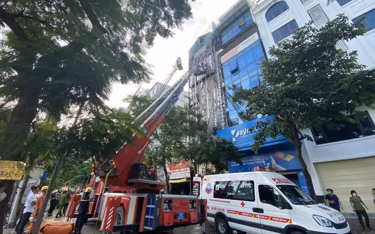 Các chiến sĩ Phòng cháy chữa cháy và Cứu hộ cứu nạn tiếp cận hiện trường từ xe thang