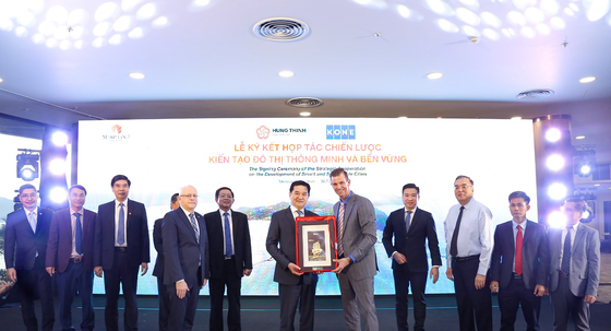 Hai tập đoàn tặng tranh lưu niệm vì sự hợp tác chiến lược