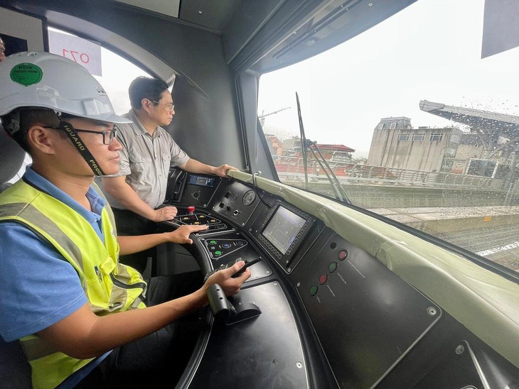 Thủ tướng Phạm Minh Chính đi tàu điện đoạn trên cao đường sắt Nhổn - ga Hà Nội Thủ tướng Phạm Minh Chính đi tàu điện đoạn trên cao đường sắt Nhổn - ga Hà Nội