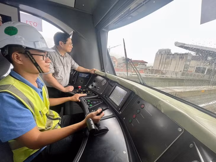 Thủ tướng Phạm Minh Chính đi tàu điện đoạn trên cao đường sắt Nhổn - ga Hà Nội