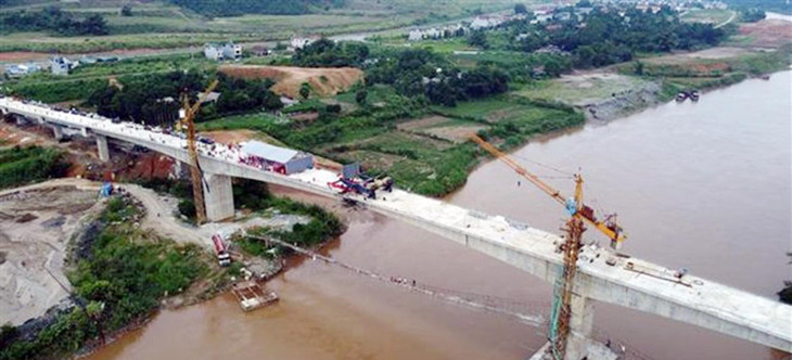 Cầu Làng Giàng nhìn từ trên cao. Cầu Làng Giàng nhìn từ trên cao.