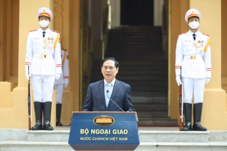 Bộ trưởng Ngoại giao Bùi Thanh Sơn phát biểu tại Lễ Thượng cờ
