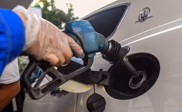 Từ 15h ngày 1/8, mỗi lít xăng giảm thêm gần 500 đồng