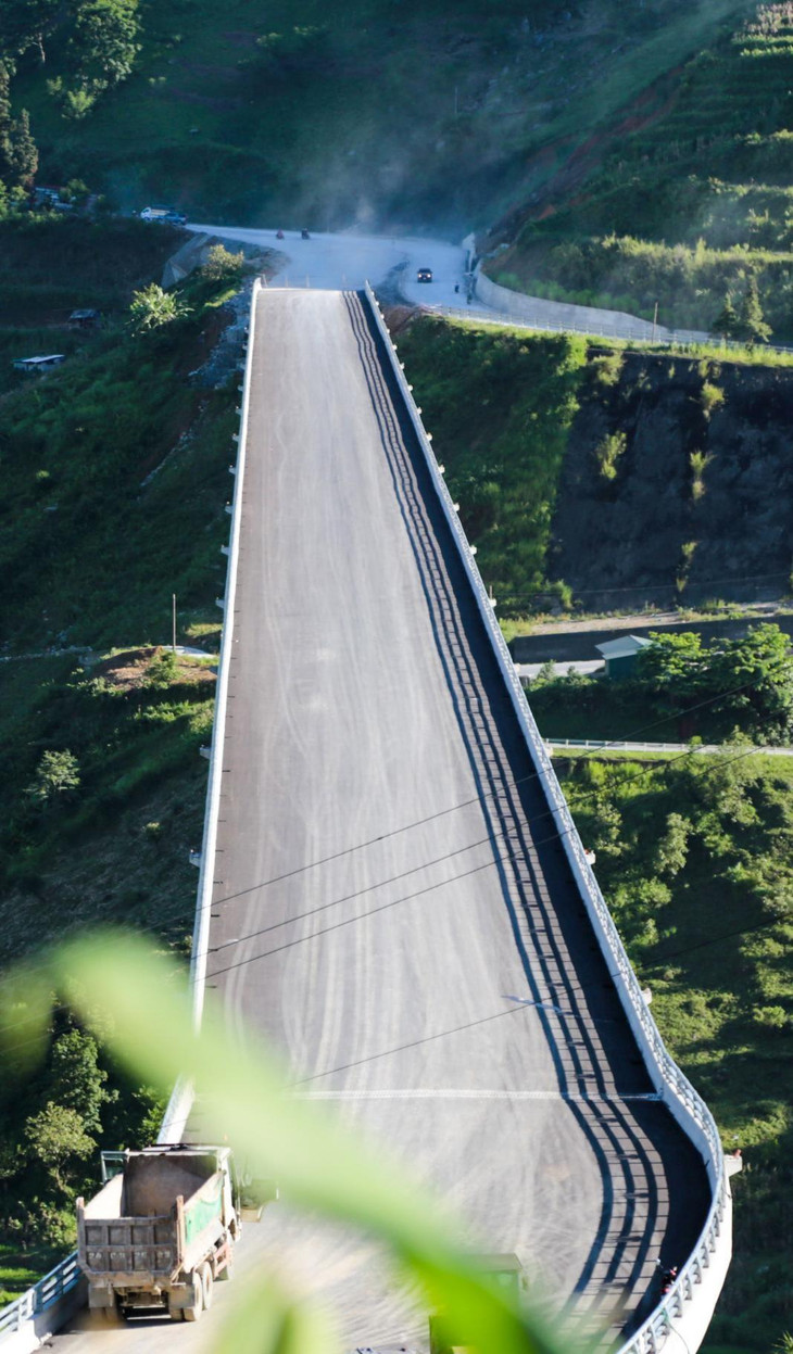 Được khởi công từ tháng 2 năm 2020, cầu Móng Sến dự kiến khánh thành đưa vào hoạt động vào quý 4 năm 2022. Để hoàn vốn cho dự án, một trạm thu phí sẽ được đặt tại Km12+554, TL155 khu vực đường dẫn vào cầu. Mức phí chưa được thông báo.