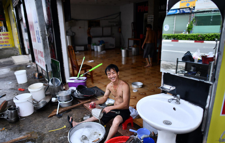 Sáng 10/9, anh Bền - nhân viên một quán phở tại TP. Thủ Dầu Một vệ sinh quán, rửa dụng cụ làm bếp để chuẩn bị hoạt động trở lại. &quot;Quán nghỉ tránh dịch gần 4 tháng nay. Hiện chính quyền đã cho phép bán mang về, nhưng chúng tôi không vội vàng mở cửa ngay. Người dân ít ra đường và chỉ bán mang về nên tôi dự đoán không đắt hàng&quot;, anh Bền nói.