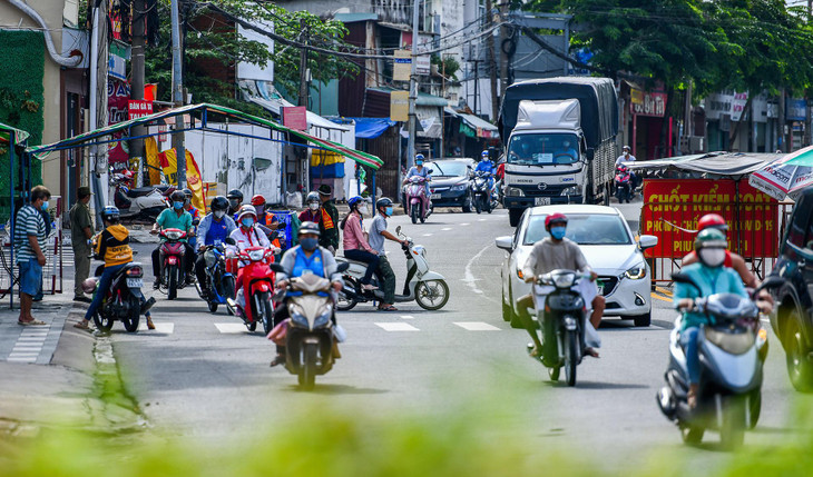 Một chốt kiểm soát dịch phường Phú Lợi khá đông sáng nay. Tại đây, khá nhiều người đến chốt nhưng không xuất trình được thông tin tiêm vaccine và giấy xác nhận âm tính SARS-CoV-2. Lực lượng chức năng yêu cầu họ bổ sung giấy tờ theo quy định mới xem xét cho qua.