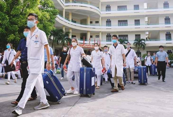 500 cán bộ, bác sĩ, nhân viên y tế lên Hà Nội chống dịch sáng 10/9