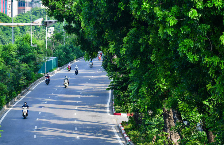 Lượng xe cộ đi lại trên đường Láng lúc 7h50.