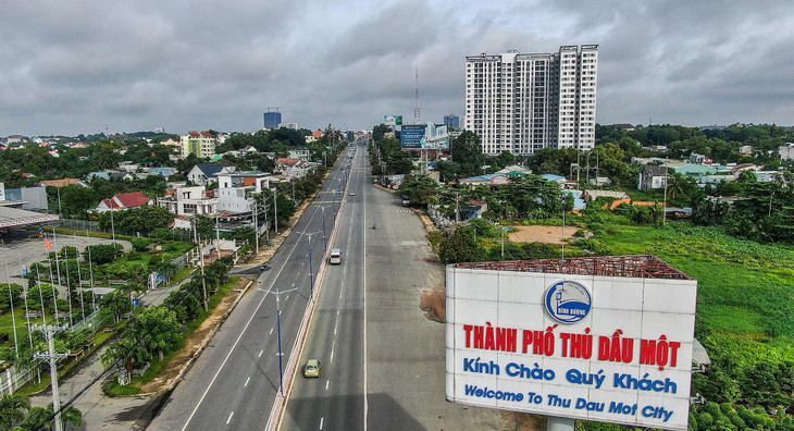 Đường phố Thủ Dầu Một vắng xe cộ sáng 10/9. Những người có &quot;thẻ thông hành vaccine&quot; được phép lưu thông ngoài phạm vi địa bàn phường nơi cư trú. Khi ra đường họ phải mang theo đầy đủ giấy tờ chứng minh đã tiêm vaccine, giấy đi đường và đảm bảo các yêu cầu phòng chống dịch.