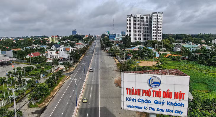 Đường phố Thủ Dầu Một vắng xe cộ sáng 10/9. Những người có "thẻ thông hành vaccine" được phép lưu thông ngoài phạm vi địa bàn phường nơi cư trú. Khi ra đường họ phải mang theo đầy đủ giấy tờ chứng minh đã tiêm vaccine, giấy đi đường và đảm bảo các yêu cầu phòng chống dịch.