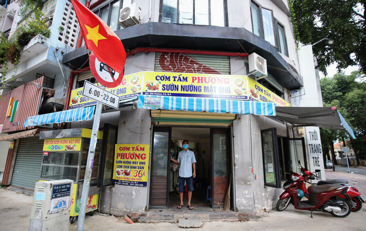 Cách đó khoảng 3 km, quán cơm tấm của ông Trần Quang Tuấn cũng chuẩn bị hoạt động trở lại. "Tôi thuê mặt bằng trên đường Pasteur (quận 3, TP.HCM) với giá 45 triệu đồng/tháng. Từ khi hàng quán bị ngừng hoạt động thì gia đình tôi gặp rất nhiều khó khăn do không còn nguồn thu nhập nhưng vẫn phải cầm cự đóng tiền nhà". ông Tuấn cho biết.