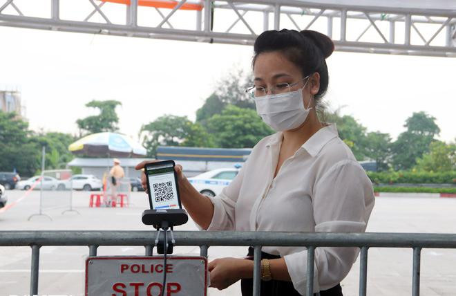 Người dân quét mã QR ở chốt Pháp Vân