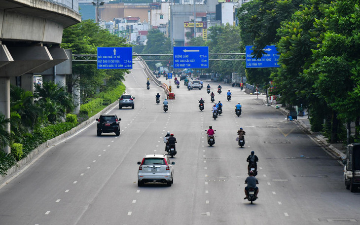 Tại chân cầu vượt Ngã Tư Sở, nút giao huyết mạch nối nhiều quận cũng thưa thớt phương tiện hơn hẳn.