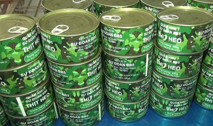 Trong những ngày đầu đến TP.HCM nhận nhiệm vụ, cán bộ, chiến sĩ của Sư đoàn 5 mang theo thịt hộp. Đây là loại thực phẩm tác chiến do sư đoàn tự sản xuất để cấp cho bộ đội khi diễn tập, hành quân dã ngoại. Vừa qua, Bộ Tư lệnh Quân khu 7 đã đặt hàng Sư đoàn 5 sản xuất hơn 17.000 hộp để cung cấp cho người dân vùng dịch. Trong những ngày đầu đến TP.HCM nhận nhiệm vụ, cán bộ, chiến sĩ của Sư đoàn 5 mang theo thịt hộp. Đây là loại thực phẩm tác chiến do sư đoàn tự sản xuất để cấp cho bộ đội khi diễn tập, hành quân dã ngoại. Vừa qua, Bộ Tư lệnh Quân khu 7 đã đặt hàng Sư đoàn 5 sản xuất hơn 17.000 hộp để cung cấp cho người dân vùng dịch.