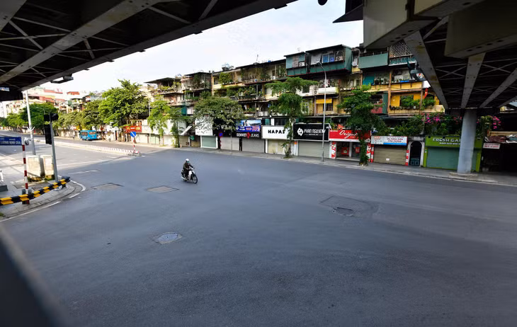 Phố Phạm Ngọc Thạch im lìm. Nơi đây tập trung nhiều chi nhánh ngân hàng