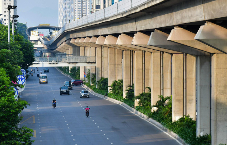 Vài ngày trước, lúc 7h, xe cộ tấp nập trên phố. Hôm nay (11/9), cũng trong khoảng thời gian đó, đường Nguyễn Trãi (quận Thanh Xuân) vắng vẻ.