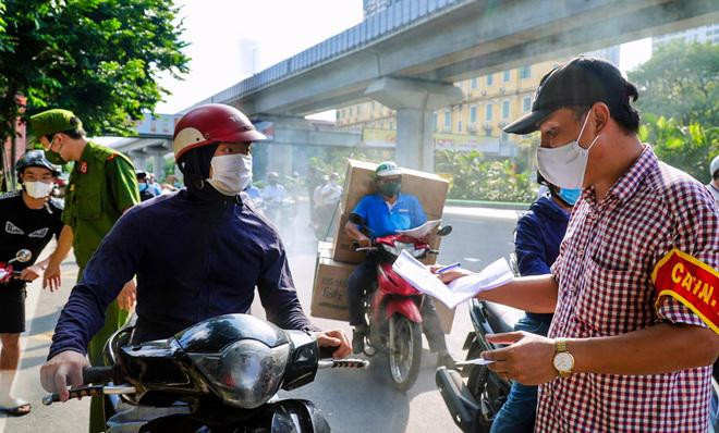 Chiều 16/9, Công an TP. Hà Nội đã chỉ đạo các đơn vị tháo dỡ 39 chốt kiểm soát tại các tuyến đường ra, vào &quot;vùng đỏ&quot; (Ảnh minh họa).