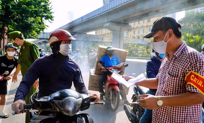 Chiều 16/9, Công an TP. Hà Nội đã chỉ đạo các đơn vị tháo dỡ 39 chốt kiểm soát tại các tuyến đường ra, vào "vùng đỏ" (Ảnh minh họa).