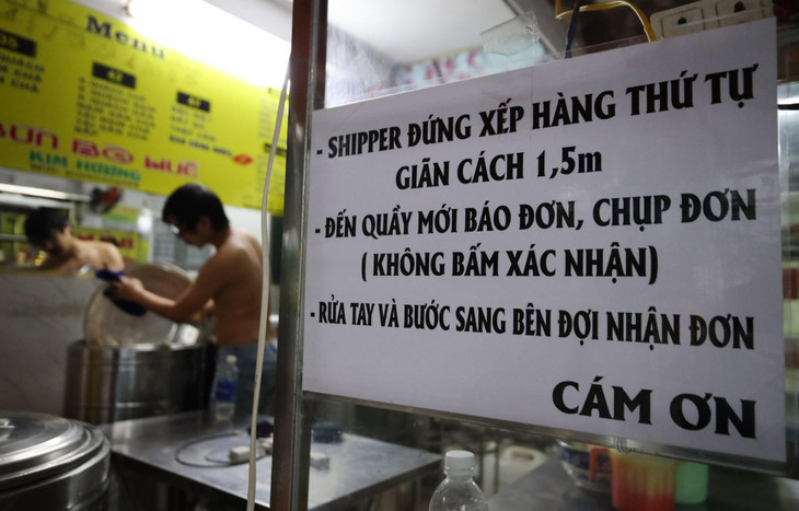 Đang dọn dẹp, lau chùi lại các vật dụng để hoạt động lại, anh Ngọc (chủ quán bún bò huế, đường Điện Biên Phủ, quận Bình Thạnh) cho biết rất phấn khởi vì thành phố cho hoạt động lại. Do chưa rõ cách đăng ký bán hàng trở lại như thế nào, anh đã chủ động liên hệ với phường để hỏi về quy định và hình thức test Covid-19 cho nhân viên.