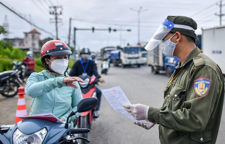 Người dân Bình Dương xuất trình giấy tờ khi qua chốt kiểm soát