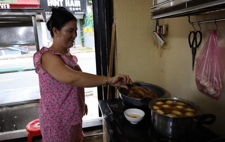 "Giá nguyên liệu tăng cao cộng với việc nhập hàng để buôn bán trở lại rất khó khăn nên tôi phải nhờ người thân ở dưới quê mua thịt, cá, rau củ... và vận chuyển bằng xe tải lên. Việc này cũng có chút bất tiện nhưng phải chấp nhận thôi, được bán trở lại có đồng ra đồng vào là tôi mừng lắm rồi", ông Tuấn chia sẻ thêm.