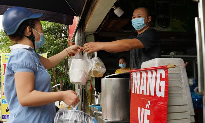 Nhiều lãnh đạo UBND các quận, huyện cho biết đang đợi văn bản cụ thể từ thành phố về việc kiểm soát người ra đường sau khi Hà Nội nới lỏng một số hoạt động, dịch vụ tại 19 quận, huyện