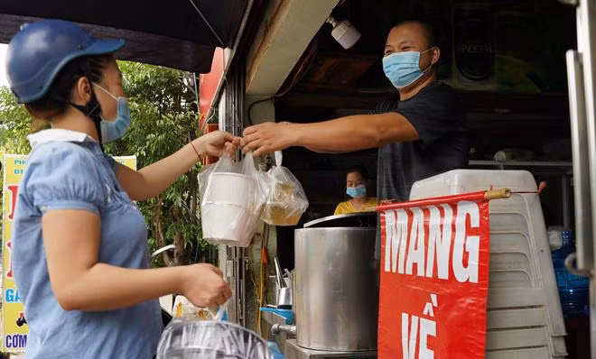 Nhiều lãnh đạo UBND các quận, huyện cho biết đang đợi văn bản cụ thể từ thành phố về việc kiểm soát người ra đường sau khi Hà Nội nới lỏng một số hoạt động, dịch vụ tại 19 quận, huyện