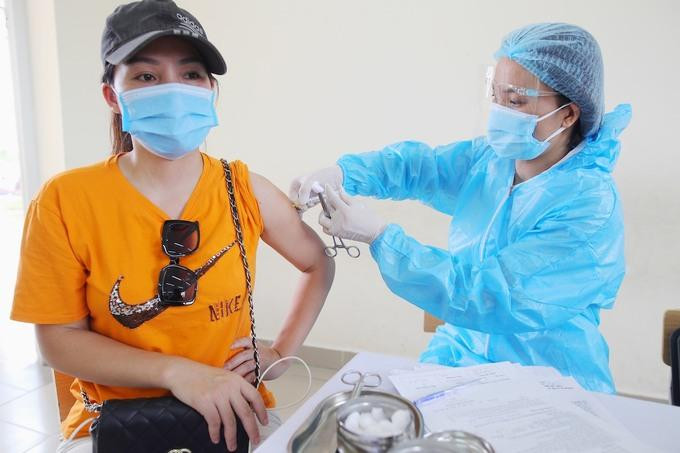 Nhân viên y tế đến từ tỉnh Bắc Giang hỗ trợ tiêm vaccine cho người dân Quận Long Biên, Hà Nội