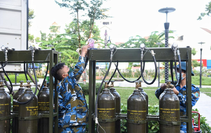 Quân chủng Phòng không Không quân cũng góp sức vào công tác điều trị F0 tại TP.HCM với việc huy động một nhà máy sản xuất oxy và 2 trạm oxy cơ động cho TP. Đây là hệ thống sản xuất oxy phục vụ máy bay chiến đấu, được trưng dụng để tạo oxy cho bệnh nhân Covid-19. Quân chủng Phòng không Không quân cũng góp sức vào công tác điều trị F0 tại TP.HCM với việc huy động một nhà máy sản xuất oxy và 2 trạm oxy cơ động cho TP. Đây là hệ thống sản xuất oxy phục vụ máy bay chiến đấu, được trưng dụng để tạo oxy cho bệnh nhân Covid-19.