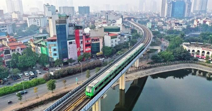 Đoàn tàu Cát Linh - Hà Đông chạy thử qua hồ Hoàng Cầu