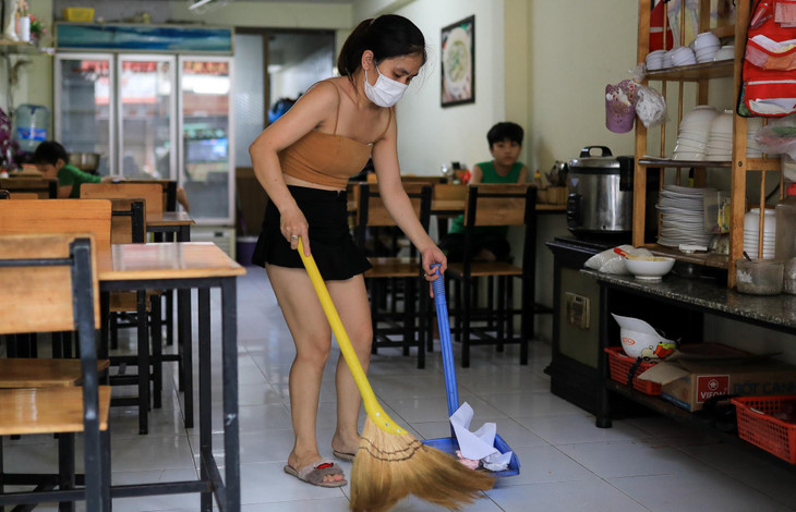 "Khi nghe thông tin được bán mang về vợ chồng tôi rất vui, thời gian qua không làm ăn gì được mà phải đều đặn đóng tiền mặt bằng hàng chục triệu đồng mỗi tháng khiến chúng tôi sắp không cầm cự nổi", Chị Nguyễn Thị Mão (chủ quán gà ta trên đường Phan Đình Phùng, quận Phú Nhuận) cho biết.