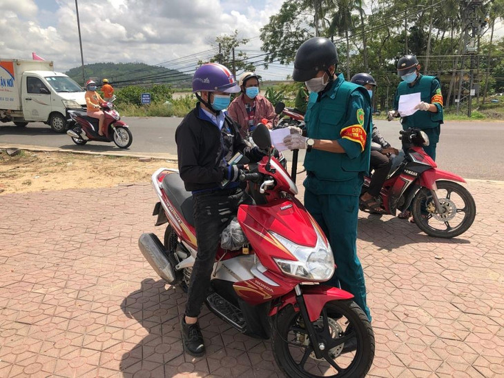 Lực lượng dân quân tự vệ kiểm tra giấy đi đường của người dân ở cầu Trà Khúc, TP Quảng Ngãi