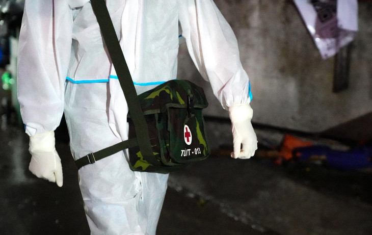 Những chiếc túi cứu thương là vật đồng hành với các chiến sĩ Học viện Quân y khi thực hiện thăm khám F0 tại nhà ở TP.HCM. Bên trong túi có nhiệt kế điện tử, máy đo SpO2, bộ xét nghiệm nhanh và các loại thuốc điều trị Covid-19 do Học viện Quân y chuẩn bị sẵn. Những chiếc túi cứu thương là vật đồng hành với các chiến sĩ Học viện Quân y khi thực hiện thăm khám F0 tại nhà ở TP.HCM. Bên trong túi có nhiệt kế điện tử, máy đo SpO2, bộ xét nghiệm nhanh và các loại thuốc điều trị Covid-19 do Học viện Quân y chuẩn bị sẵn.