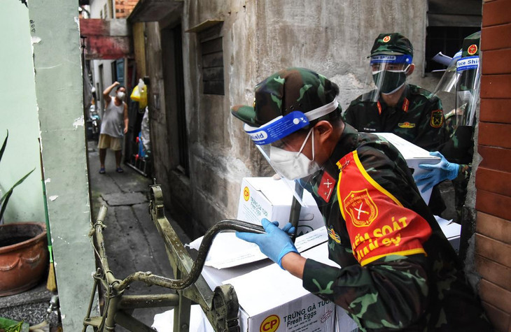 Từ máy bay, xe tải, quân đội dùng cả những chiếc xe đạp thồ chở vũ khí để vận chuyển nhu yếu phẩm đến người dân. Trong ảnh là đội xe đạp thồ của Sư đoàn 5 Tây Ninh (Quân khu 7) đang chuyển gạo và trứng vào một hẻm nhỏ ở Phường 3 (quận Bình Thạnh, TP.HCM). Từ máy bay, xe tải, quân đội dùng cả những chiếc xe đạp thồ chở vũ khí để vận chuyển nhu yếu phẩm đến người dân. Trong ảnh là đội xe đạp thồ của Sư đoàn 5 Tây Ninh (Quân khu 7) đang chuyển gạo và trứng vào một hẻm nhỏ ở Phường 3 (quận Bình Thạnh, TP.HCM).