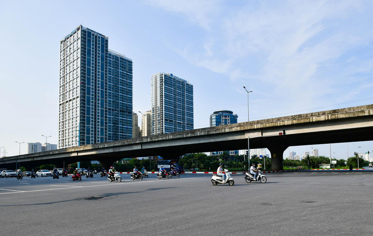 Nối liền hai quận Thanh Xuân và Nam Từ Liêm, đường Khuất Duy Tiến - Phạm Hùng giao với Đại lộ Thăng Long, thường ngày có nhiều xe tải trọng lớn di chuyển nhưng nay cũng ít dần đi bởi việc cấp giấy phép luồng xanh đang dần được siết chặt.