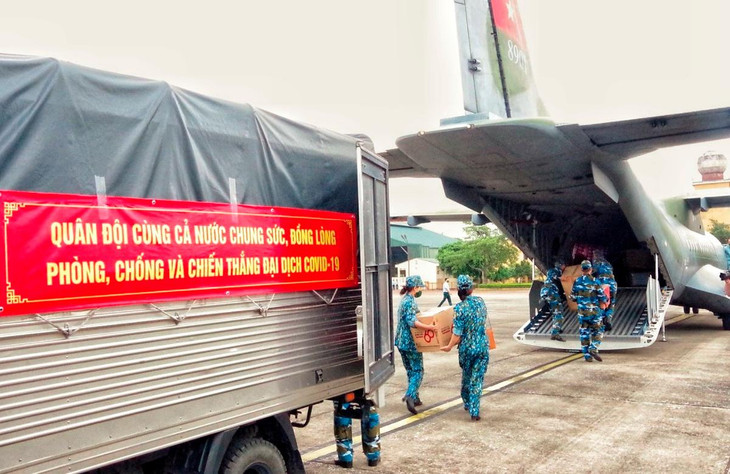 Từ khi đợt dịch lần thứ 4 diễn biến căng thẳng tại các tỉnh phía nam, Quân chủng Phòng không - Không quân đã điều động các chuyến bay quân sự chở người, thiết bị y tế và nhu yếu phẩm vào TP.HCM. Trong ảnh, bộ đội đang đưa hàng lên máy bay Casa C-295 để vận chuyển từ sân bay Gia Lâm vào Tân Sơn Nhất. Từ khi đợt dịch lần thứ 4 diễn biến căng thẳng tại các tỉnh phía nam, Quân chủng Phòng không - Không quân đã điều động các chuyến bay quân sự chở người, thiết bị y tế và nhu yếu phẩm vào TP.HCM. Trong ảnh, bộ đội đang đưa hàng lên máy bay Casa C-295 để vận chuyển từ sân bay Gia Lâm vào Tân Sơn Nhất.