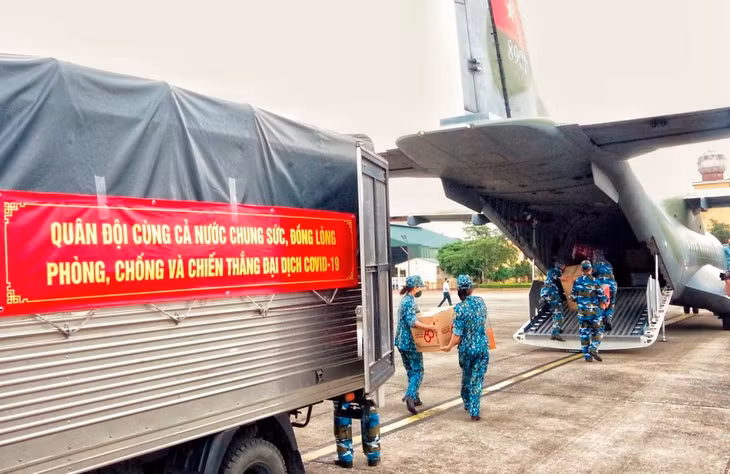 Từ khi đợt dịch lần thứ 4 diễn biến căng thẳng tại các tỉnh phía nam, Quân chủng Phòng không - Không quân đã điều động các chuyến bay quân sự chở người, thiết bị y tế và nhu yếu phẩm vào TP.HCM. Trong ảnh, bộ đội đang đưa hàng lên máy bay Casa C-295 để vận chuyển từ sân bay Gia Lâm vào Tân Sơn Nhất.
