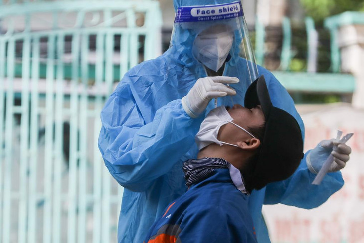 Nhân viên y tế lấy mẫu xét nghiệm Covid-19 cho shipper tại quận Gò Vấp