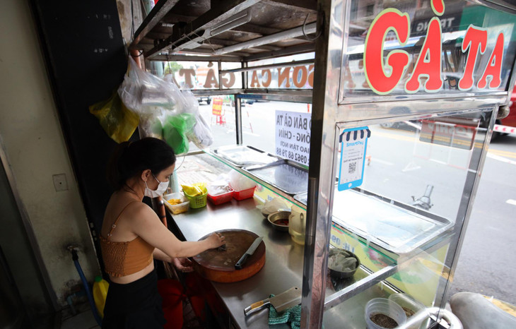 Chiều 9/9, đa số hàng quán trên địa bàn TP.HCM vẫn đóng cửa im ắng. Tuy nhiên, vẫn có một số ít cửa hàng kinh doanh ăn uống như cơm tấm, gà ta, bún bò... bắt đầu dọn dẹp để buôn bán sau nhiều tháng ngừng hoạt động.