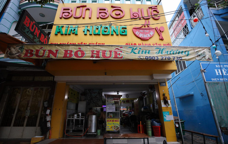 Để được phép hoạt động trở lại, các cửa hàng kinh doanh dịch vụ ăn uống chỉ được bán theo hình thức bán hàng mang đi từ 6h đến 18h cùng ngày. Các cơ sở kinh doanh hoạt động theo phương thức "3 tại chỗ", kinh doanh thông qua đặt hàng trực tuyến và giao qua shipper. UBND TP.HCM yêu cầu các cơ sở này phải đăng ký kinh doanh với địa phương để được cấp giấy đi đường, đảm bảo lao động đã tiêm ít nhất 1 mũi vaccine và test nhanh âm tính 2 ngày/lần theo mẫu đơn hoặc mẫu gộp 3 người.