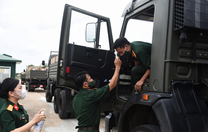 Tại Quân khu 7, đội xe vận tải Kamaz là lực lượng nòng cốt vận chuyển nhu yếu phẩm và vaccine cho TP.HCM và các tỉnh thuộc quân khu. Trong ảnh là đoàn xe Kamaz đang đưa tủ chứa vaccine từ TP.HCM về kho tại Biên Hòa, Đồng Nai. Tại Quân khu 7, đội xe vận tải Kamaz là lực lượng nòng cốt vận chuyển nhu yếu phẩm và vaccine cho TP.HCM và các tỉnh thuộc quân khu. Trong ảnh là đoàn xe Kamaz đang đưa tủ chứa vaccine từ TP.HCM về kho tại Biên Hòa, Đồng Nai.
