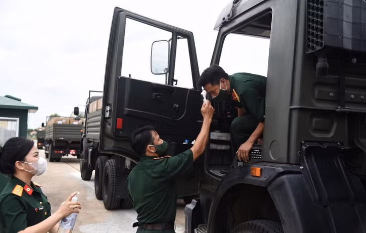 Tại Quân khu 7, đội xe vận tải Kamaz là lực lượng nòng cốt vận chuyển nhu yếu phẩm và vaccine cho TP.HCM và các tỉnh thuộc quân khu. Trong ảnh là đoàn xe Kamaz đang đưa tủ chứa vaccine từ TP.HCM về kho tại Biên Hòa, Đồng Nai.