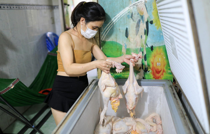 "Tôi đang liên hệ với các bạn hàng để lấy nguyên vật liệu, tuy nhiên chỉ nhập được chưa tới chục con gà, còn các mối rau củ vẫn chưa giao tới. Dù biết sẽ còn nhiều khó khăn trong thời gian tới nhưng phải cố thôi, bán từ từ chờ hết giãn cách", chị Mão cho biết thêm.