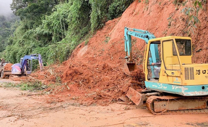 Đèo Bảo Lộc sạt lở do ảnh hưởng hoàn lưu bão số 5