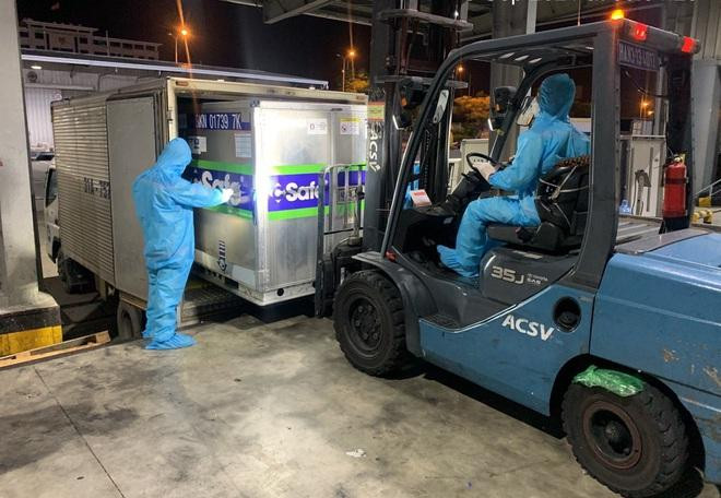 Cận cảnh lô vaccine AstraZeneca của Nhật Bản được nhập về Việt Nam lúc 1 giờ ngày 9/9 và được hoàn tất thông quan.